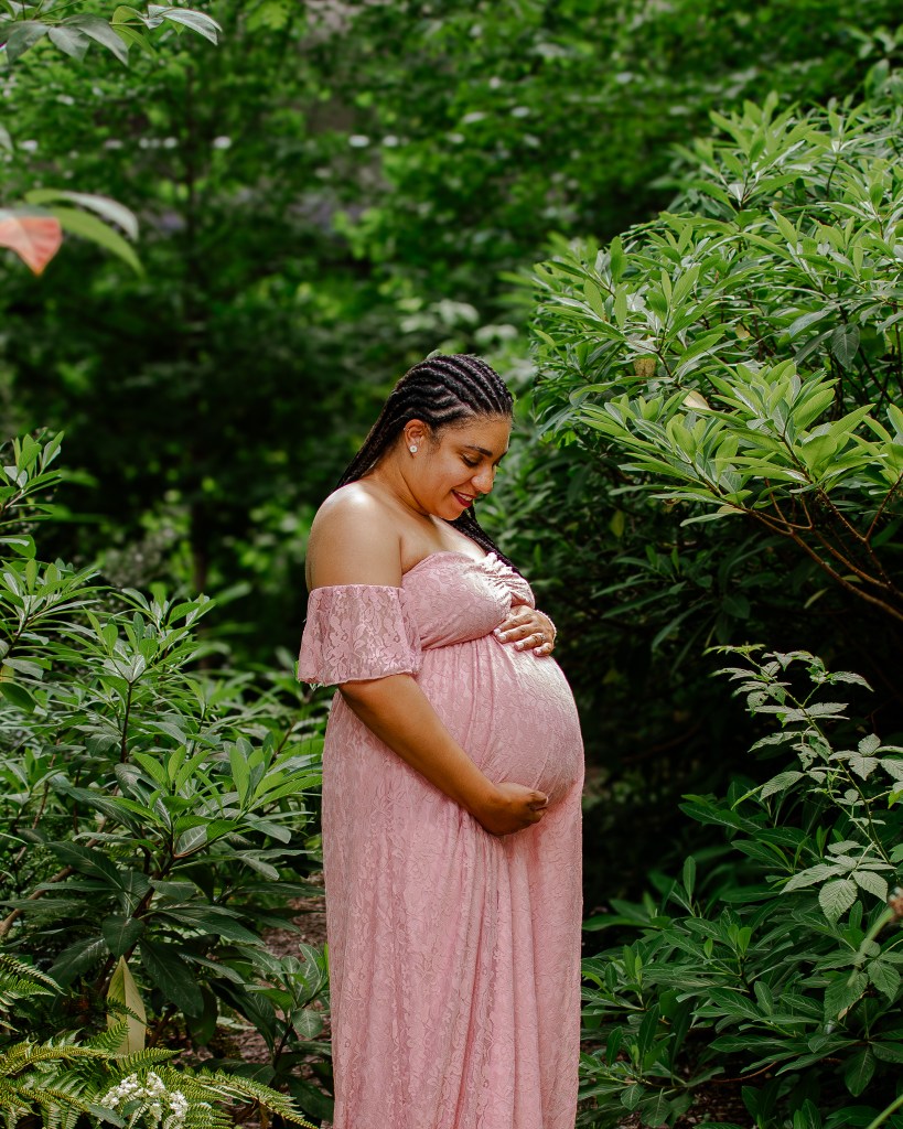 Atlanta maternity photographer captures glowing mom at 32 weeks